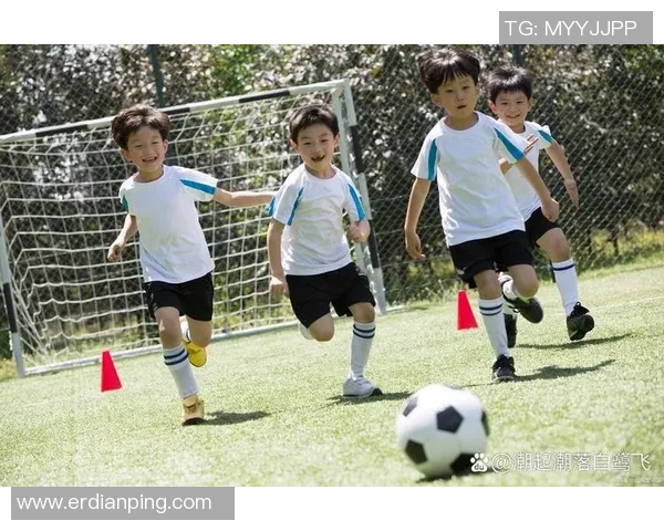 小学生花样足球表演展现青春活力与团队精神的精彩瞬间